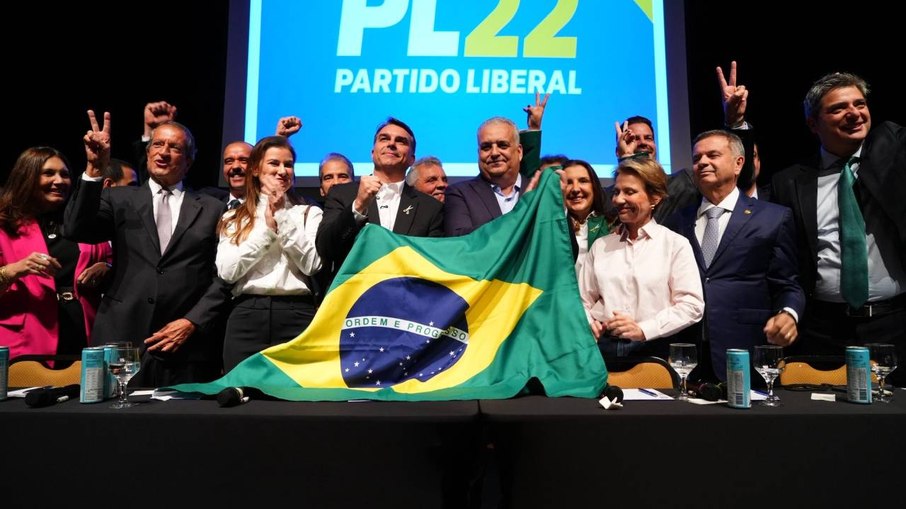 Flávio Bolsonaro e Alfredo Gaspar durante o anúncio da chapa na sede do PL, em Brasília Flávio Bolsonaro e Alfredo Gaspar durante o anúncio da chapa na sede do PL, em Brasília