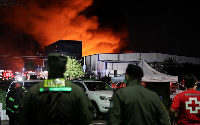 Densa coluna de fumaça preta e laranja subiu centenas de metros no céu sobre o município de Ezeiza Densa coluna de fumaça preta e laranja subiu centenas de metros no céu sobre o município de Ezeiza