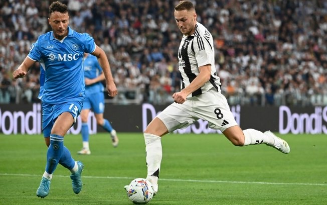 Teun Koopmeiners (D), da Juventus, recebe a marcação de Amir Rrahmani (E), do Napoli, em jogo do Campeonato Italiano em setembro