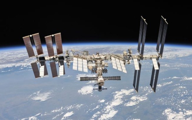 Satélite tira foto da ISS a apenas 69 km de distância