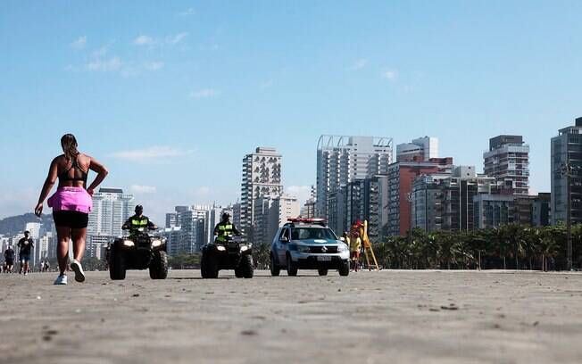Barracas de praia voltam a funcionar em Santos e ambulantes podem disponibilizar equipamentos
