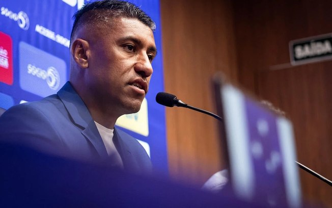 Paulinho foi apresentado pelo Cruzeiro nesta quarta-feira Paulinho foi apresentado pelo Cruzeiro nesta quarta-feira