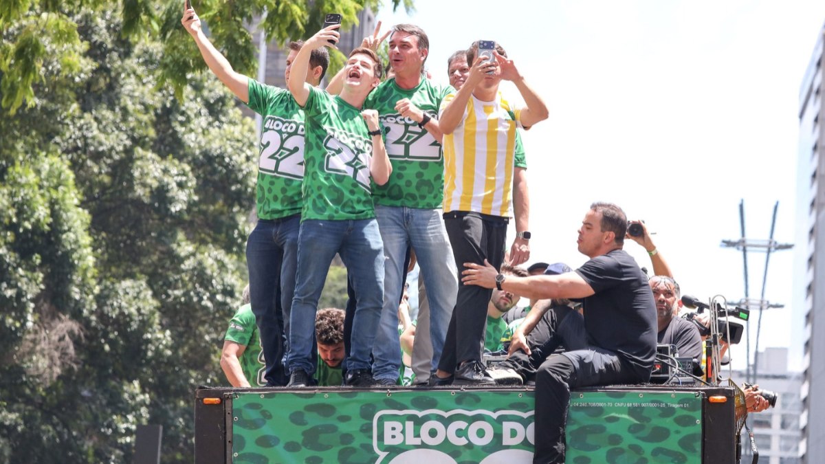 Candidato a Presidência da República, Flavio Bolsonaro (PL), ao lado de seus apoiadores durante o 'Bloquinho 22', na Avenida Paulista, região central de São Paulo, neste domingo (18).