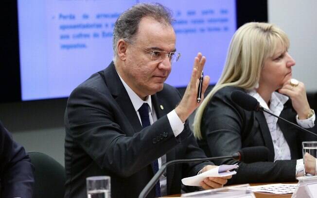 'Talvez a construção de um sistema de capitalização possa ser discutida separadamente', propôs Samuel Moreira (PSDB)