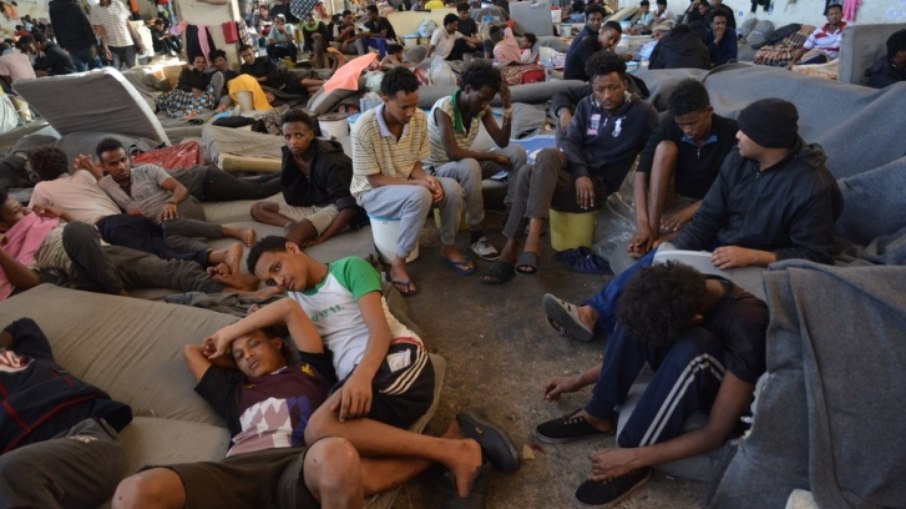 Migrantes sofrem violência em troca de comida na Líbia