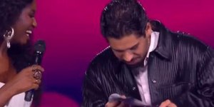 Zé Felipe se atrapalha em premiação e repercute: "Não sabe ler?"