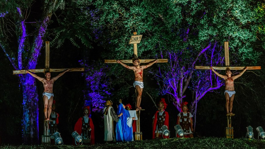 Cena da cruscificação na peça Paixão de Cristo, em Piracicaba, de 2023