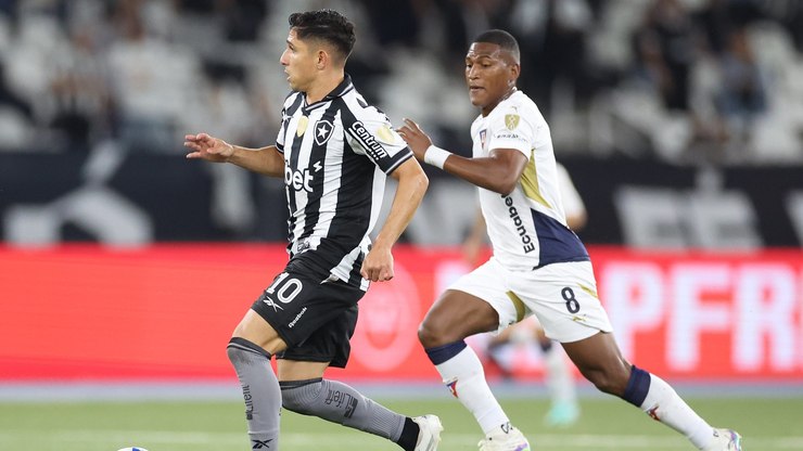 Sob os olhares de Carlo Ancelotti, Botafogo vence LDU na Liberta