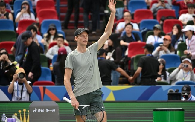 Jannik Sinner comemora a vitória sobre o americano Ben Shelton nas oitavas de final do Masters 1000 de Xangai