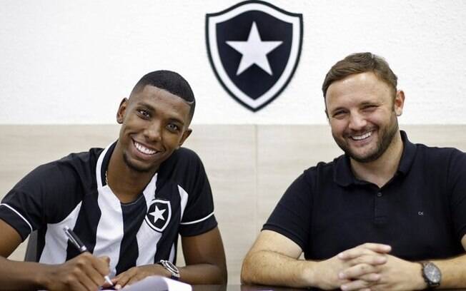 Botafogo anuncia a renovação de contrato de Kanu até o final de 2025