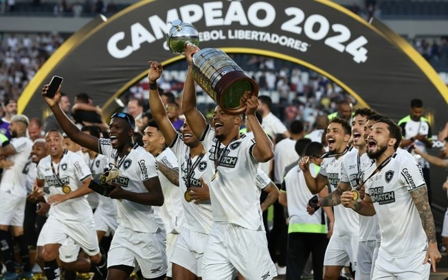 Jogadores do Botafogo comemoram com o troféu da Libertadores após a vitória na final sobre o Atlético-MG