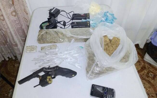 Operação comunidade Vila Esperança - Revolver calibre 38, cocaína, crack, maconha rádios de comunicação. Um preso.