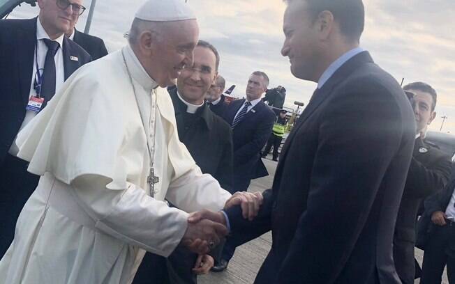 Papa Francisco é recebido pelo primeiro-ministro irlandês Leo Varadkar em sua visita à Irlanda neste fim de semana