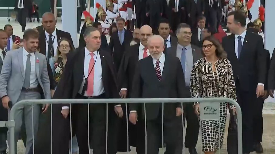 Lula ao lado de Barroso, Janja, Alexandre de Moraes e outros líderes políticos e do judiciário