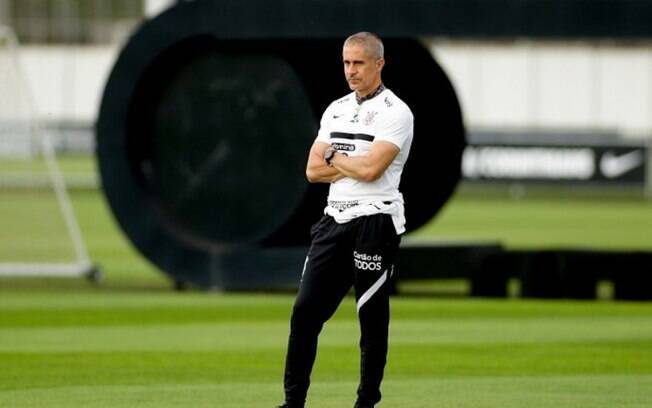 Números de Sylvinho no Corinthians melhoram e técnico deixa de ser o pior comandante em Itaquera