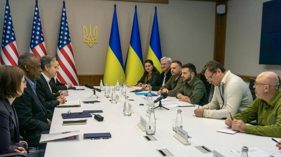 O secretário de Estado dos Estados Unidos, Antony Blinken, e o secretário de Defesa, Lloyd Austin em reunião com o presidente ucraniano, Volodymyr Zelensky, em Kiev