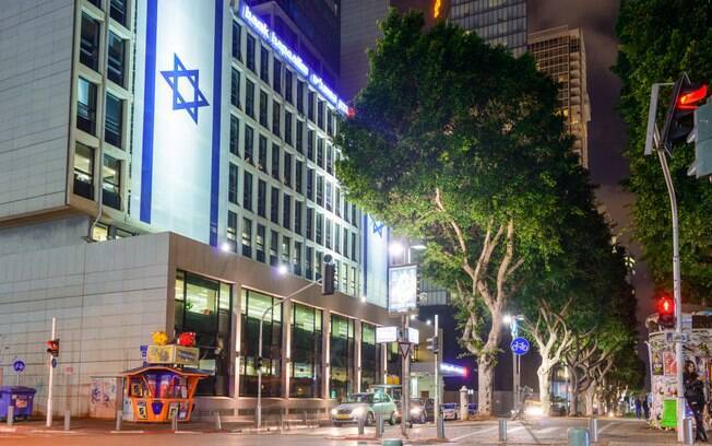 A Rothschild Boulevard é uma praça que mescla agito e tranquilidade em meio a cidade de Tel Aviv. Um dos pontos da walking tour mais legais
