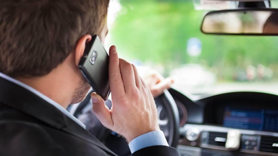 Uso do celular ao volante quadruplica risco de acidente