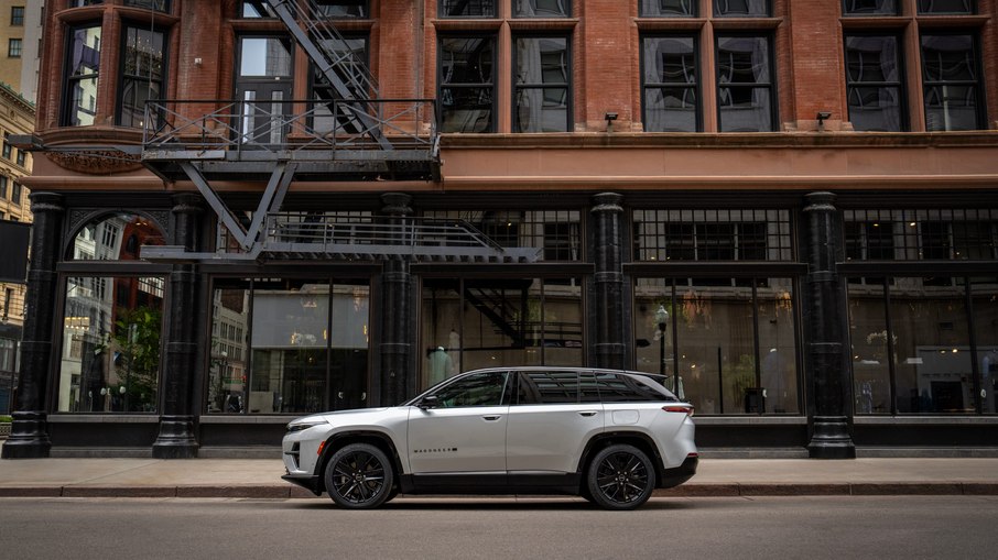 Jeep Wagoneer S conta com linhas conservadoras na lateral