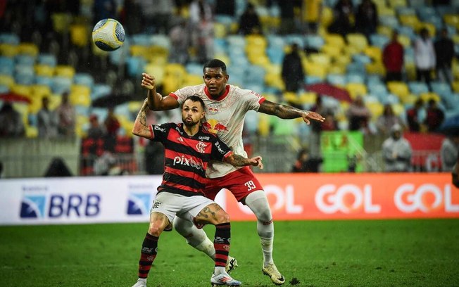 Michael leva a melhor sobre defensor do Red Bull Bragantino, no Maracanã