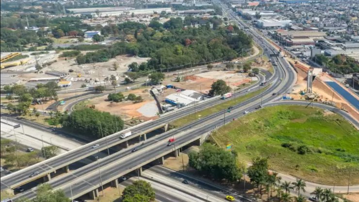 Acidente%20com%20caminh%C3%A3o%20interdita%20parcialmente%20Via%20Dutra