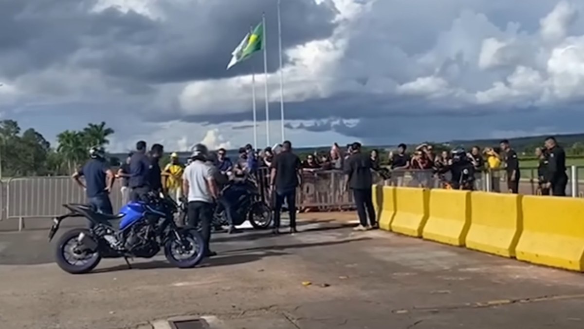 Na véspera de natal, Bolsonaro passeia de moto e fala com apoiadores
