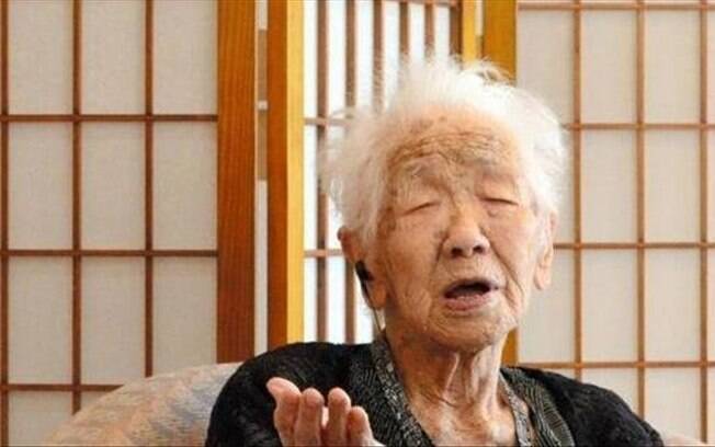 Ela comemorou seu aniversário batendo palmas e disse que planeja se manter saudável até os 120 anos