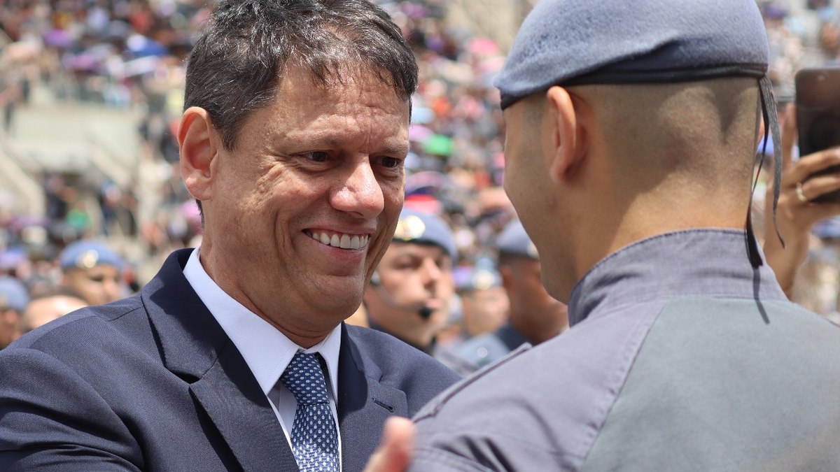 Tarcísio condecorando o soldado Rizo, primeiro aluno da turma