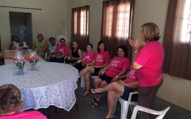 Lojas do Armazém Fit Store são pontos de coleta de mechas de cabelo e lenços em prol da campanha do Outubro Rosa