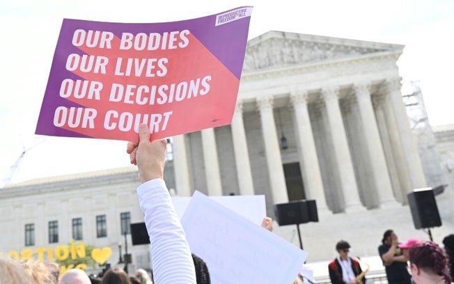 Manifestantes a favor dos direitos reprodutivos protestam do lado de fora da Suprema Corte dos Estados Unidos, em Washington, em abril de 2024