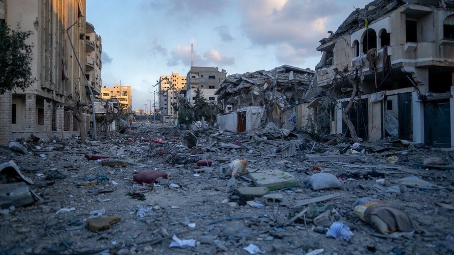 A destruição foi causada pelos ataques aéreos israelenses no bairro de Al Remal, no centro da Cidade de Gaza