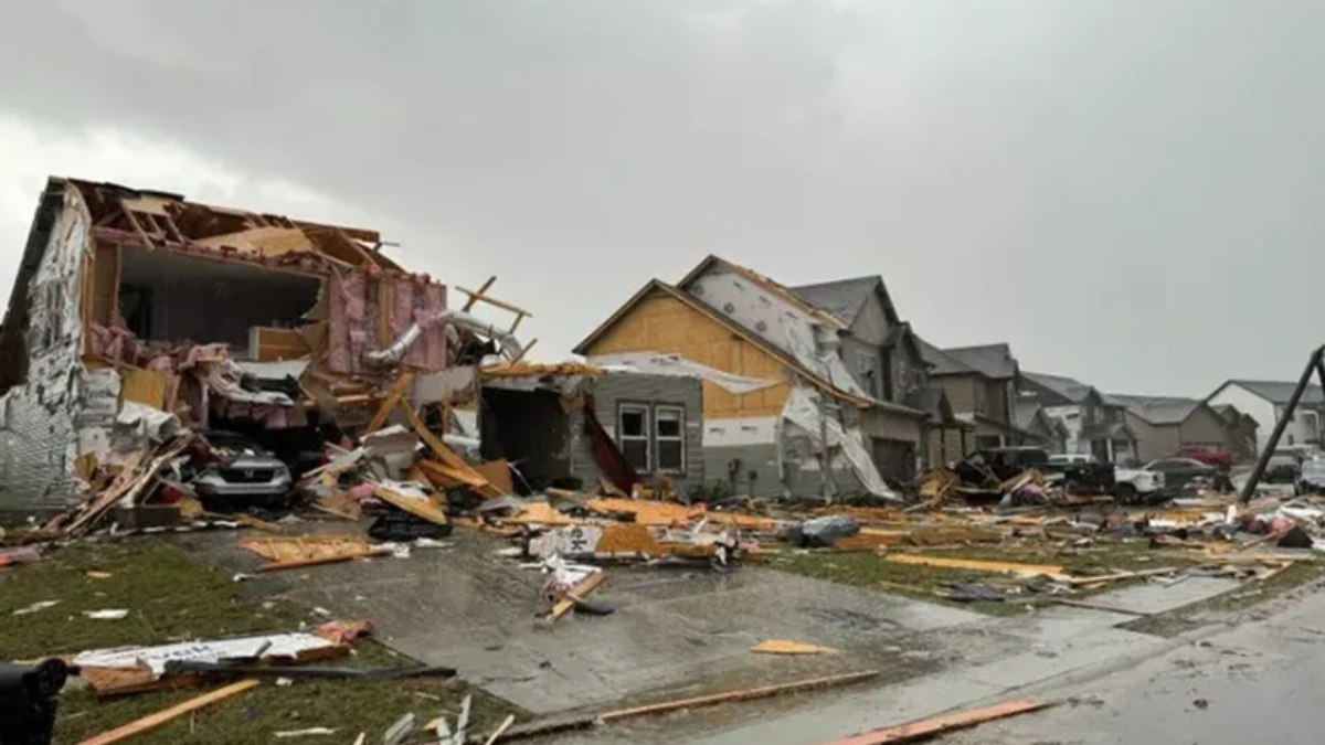 Tornado deixa destruição nos EUA