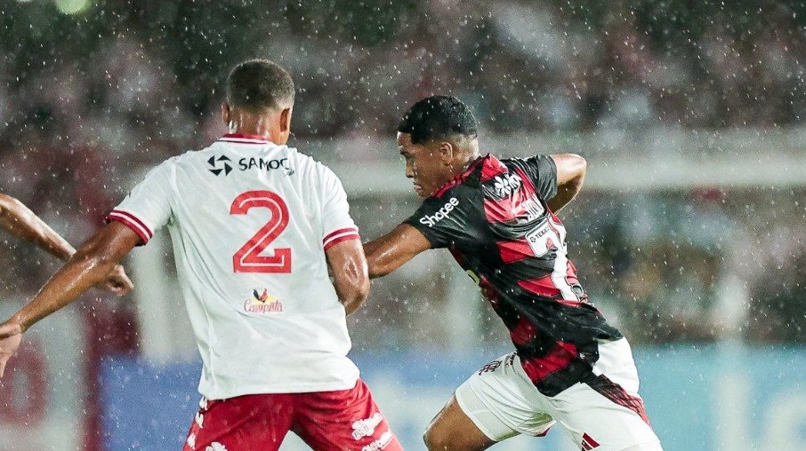 Joshua tenta se livrar da marcação forte do Bangu