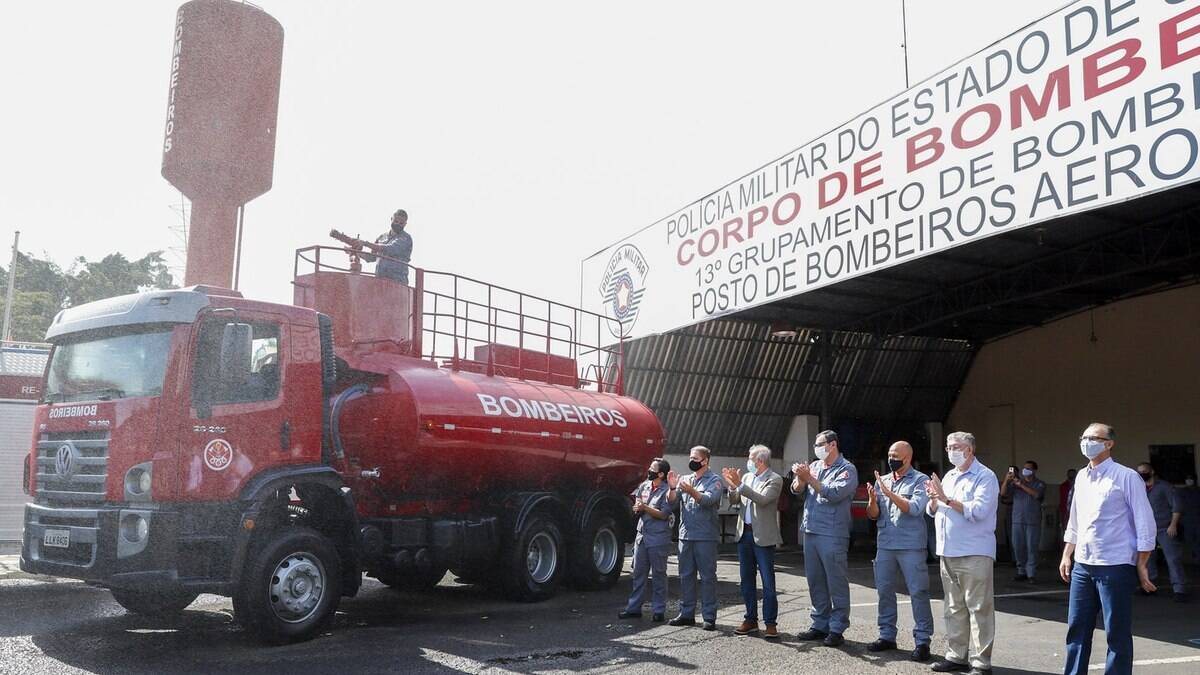 Corpo de Bombeiros de Rio Preto recebe caminhão para combate às queimadas São José do Rio