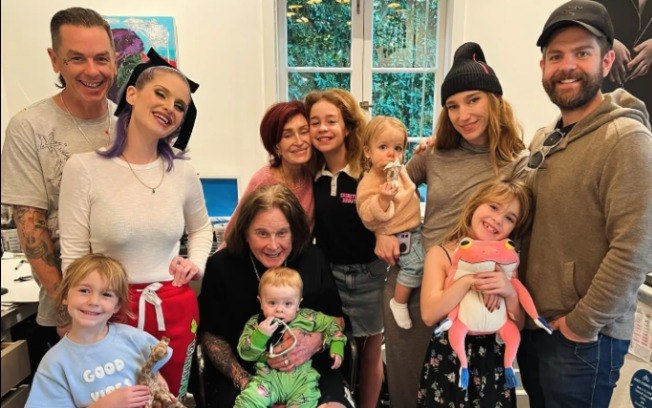 Ozzy deixa sua esposa, a empresária Sharon, os filhos Kelly, Jack, genros e netos Ozzy deixa sua esposa, a empresária Sharon, os filhos Kelly, Jack, genros e netos