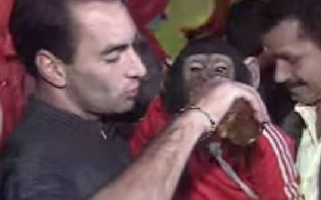 Edmundo dá cerveja para um macaco. Além dessa polêmica, o ex-atacante se envolveu em outras