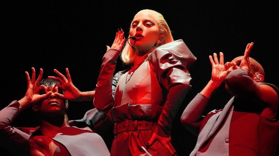 Lady Gaga está em turnê com o concerto 