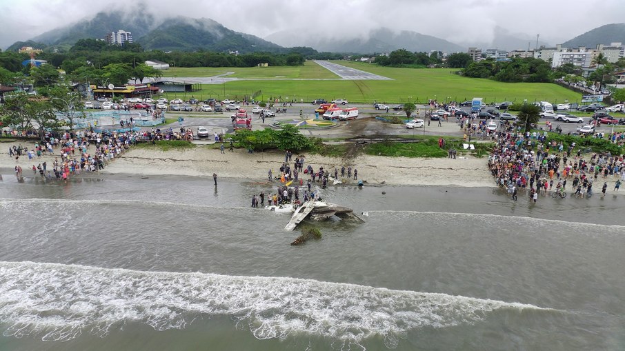 Aeronave não conseguiu pousar saiu de pista de aeroporto, atravessou avenida e caiu no mar