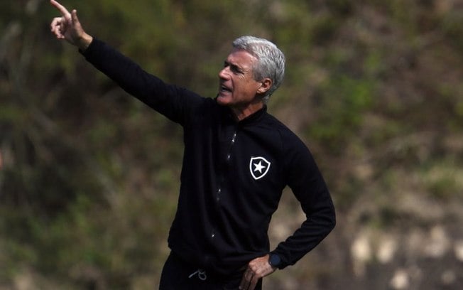 Problemas afetam trabalho de Luís Castro, que não consegue repetir escalação no Botafogo