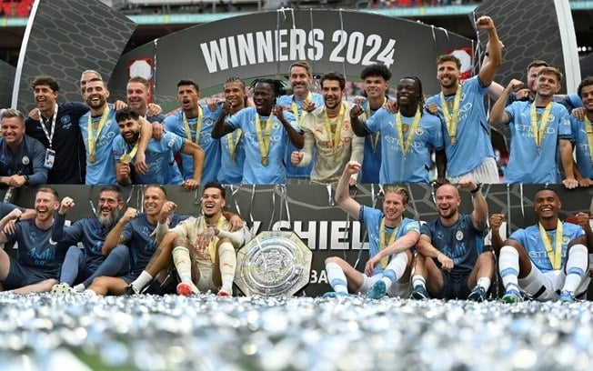 Jogadores do Manchester City comemoram o título da Supercopa da Inglaterra após a vitória nos pênaltis sobre o Manchester United neste sábado, em Wembley