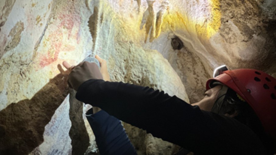 Arte rupestre em caverna de Sulawesi, na Indonésia