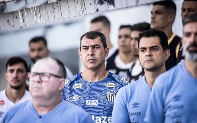 Carille observa jogo do Santos contra Paysandu e mexe na equipe após sucessão de erros 