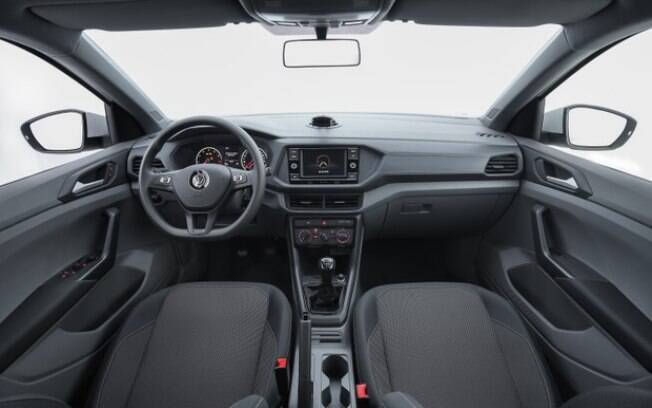 O interior do VW T-Cross abusa de plásticos e tem acabamento simples, mas o visual agrada
