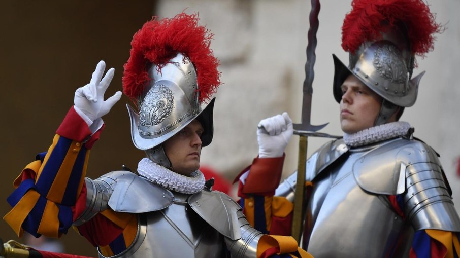 Dupla de soldados da Guarda Suíça no Vaticano Dupla de soldados da Guarda Suíça no Vaticano