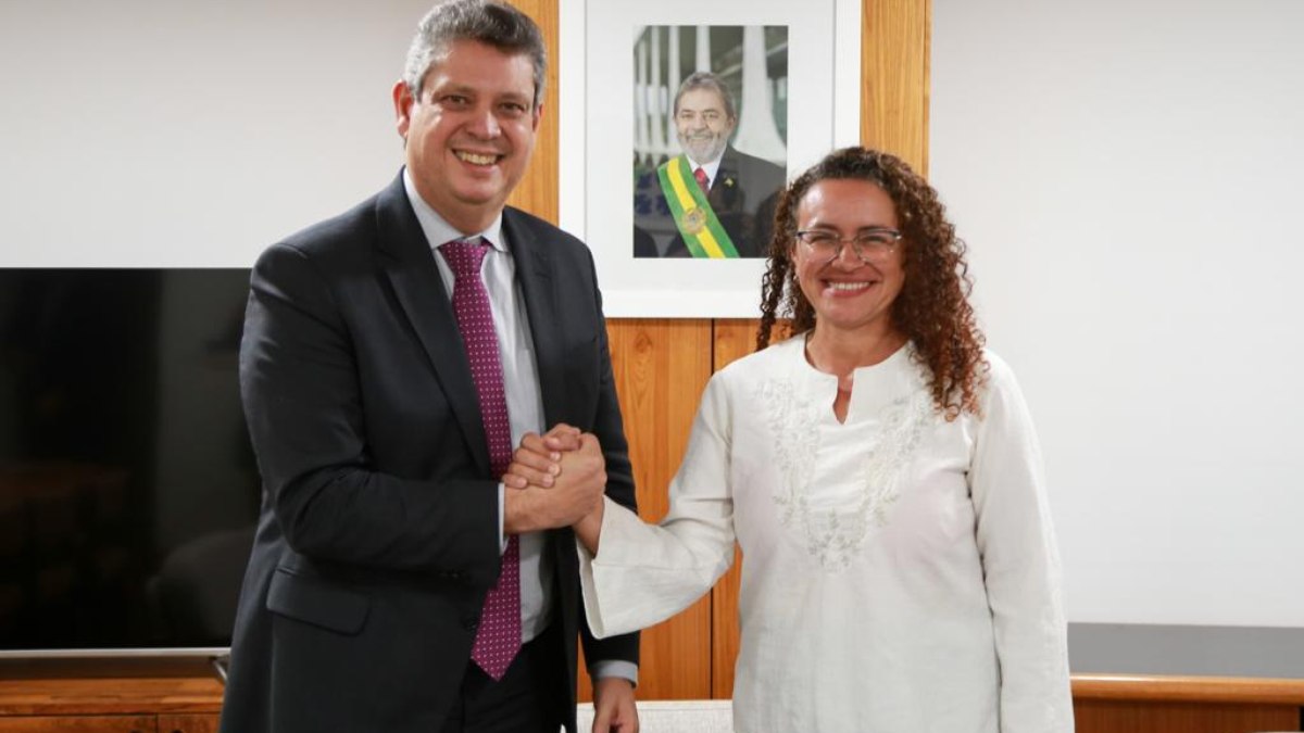 Kelli Cristine de Oliveira Mafort (dir.) e  ministro-chefe Márcio Macêdo (esq.) em janeiro de 2023