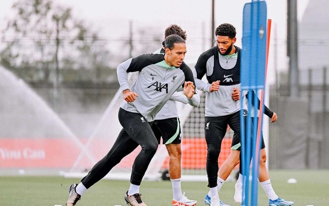 Jogadores do Liverpool durante treinamento da equipe - Foto: Divulgação/Liverpool FC