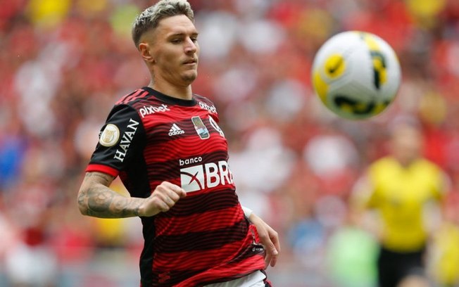 Varela avalia estreia pelo Flamengo e admite 'sabor amargo' com empate