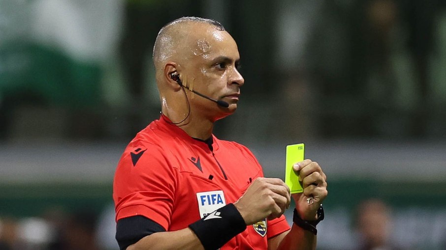 Árbitro que gerou polêmica é indicado a prêmio de melhor do mundo