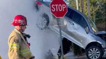 Jato de hidrante faz carro voar após batida; veja o vídeo