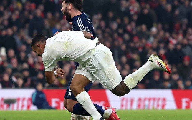 Pouco depois de defender um pênalti de Odegaard, Bayindir vou e evitar que a cabeçada de Declar Rice, na pequena área, não entre no gol do United 